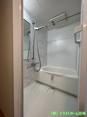 組石ホワイトのアクセントパネルで清潔感のある浴室になりました！のアフター画像
