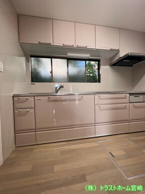 ライトピンクのシステムキッチンで温かみのある空間へ｜N様邸のアフター画像