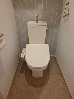モザイクタイル柄がアクセント！素敵なトイレ空間のビフォー画像
