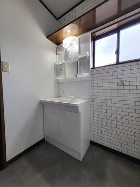 スタイリッシュで機能的な洗面化粧台のアフター画像