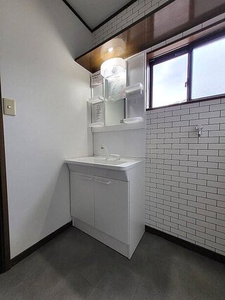 スタイリッシュで機能的な洗面化粧台のアフター画像