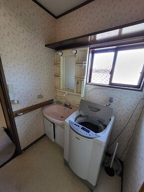 スタイリッシュで機能的な洗面化粧台のビフォー画像