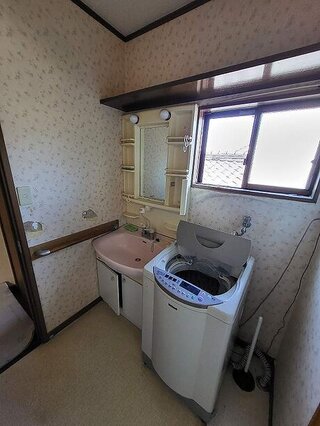 スタイリッシュで機能的な洗面化粧台のビフォー画像