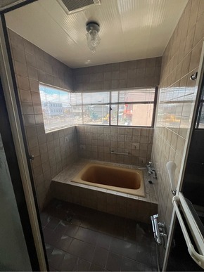 明るさと清掃性を重視した、TOTOサザナの浴室リフォームのビフォー画像