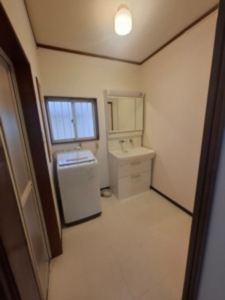 クロス・床張替えで明るくおしゃれな空間へのビフォー画像