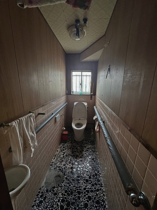 内装も一新したトイレリフォームのビフォー画像